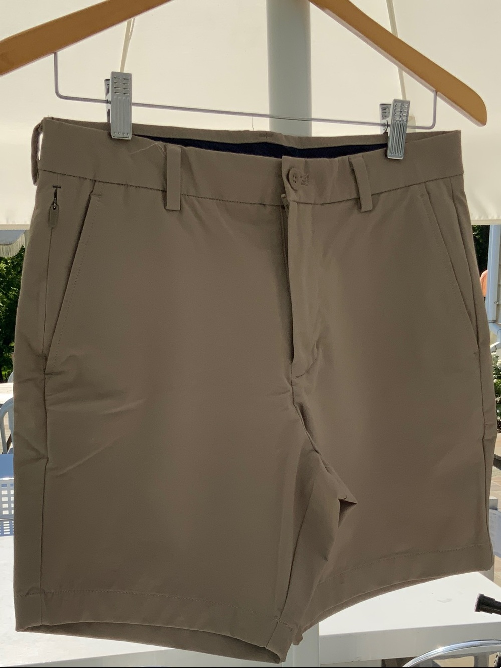 Men's Vineyard Vines On the Go Performance Shorts - Khaki size 28 waist, 7 inch